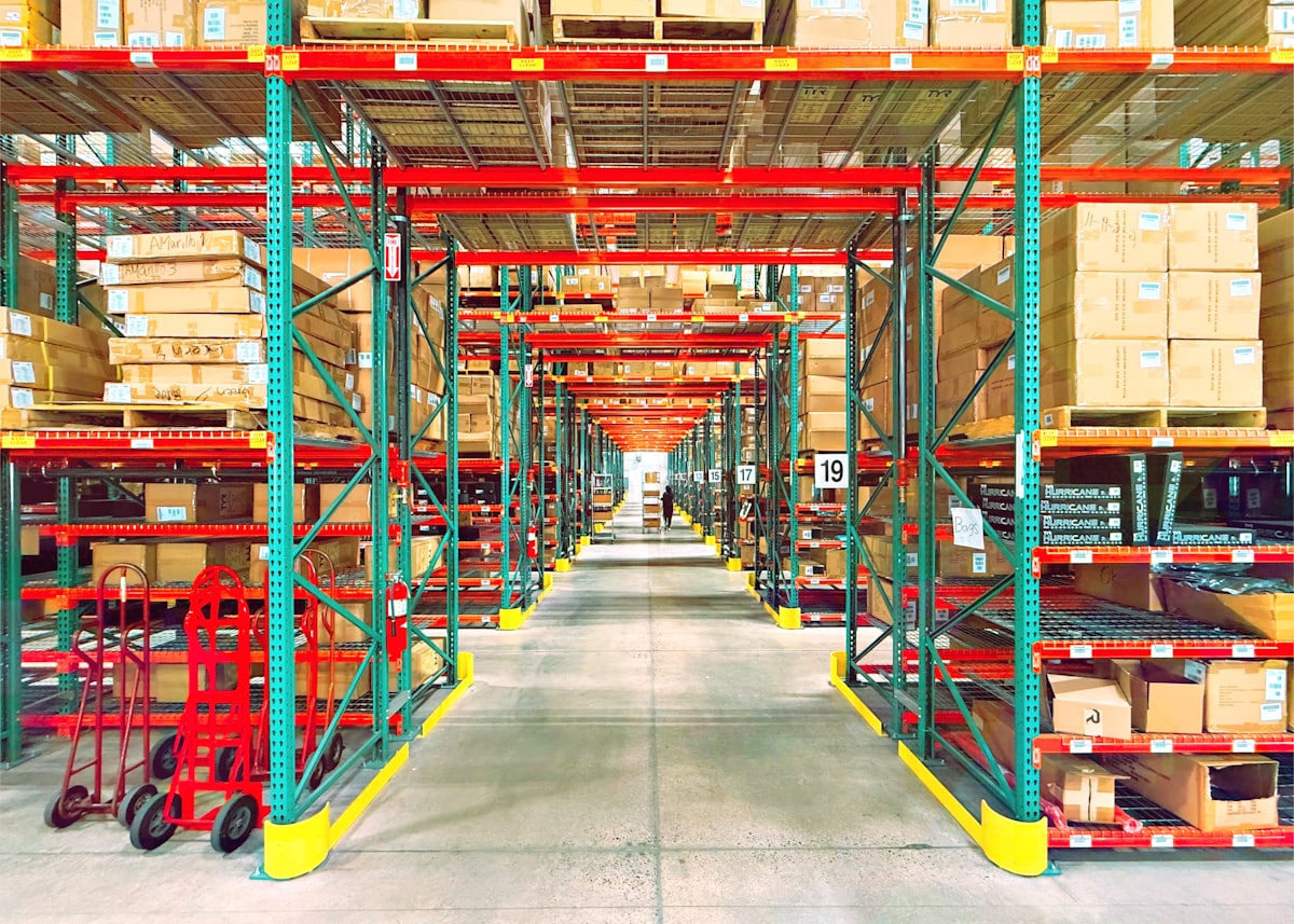Captura de pantalla del panel de control de Bins-USA WMS mostrando inventario sincronizado en tiempo real en Shopify, Amazon, Faire y Walmart